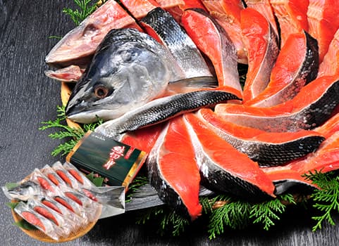 【お中元ギフト】塩紅鮭「低温熟成造り」半身900g（甘塩仕立て・個別包装）
