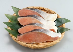 北海道のほぼ全域で漁獲される、秋鮭。正真正銘「北海道産秋鮭」。保存しやすいよう、1切れずつ個別包装になっています。